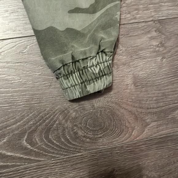 ☀️TNA green camo pants with zipper pockets & elastic waist and cuffs GUC - Picture 2 of 3